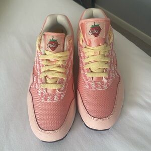 Nike Strawberry Lemonade Air Max